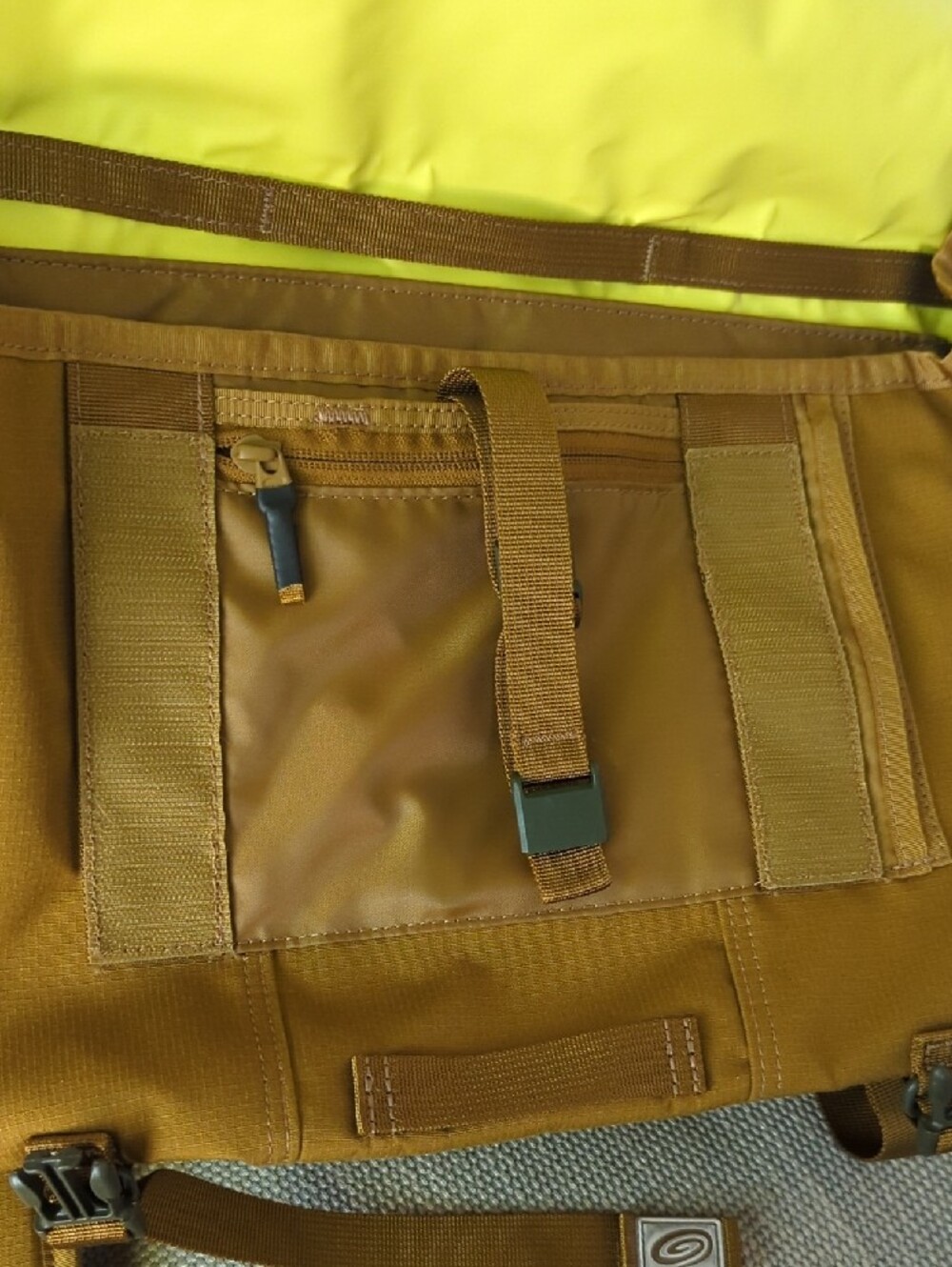 Timbuk2 Classic Flight Messenger Bag in Brass/Army NWT - Picture 6 of 9